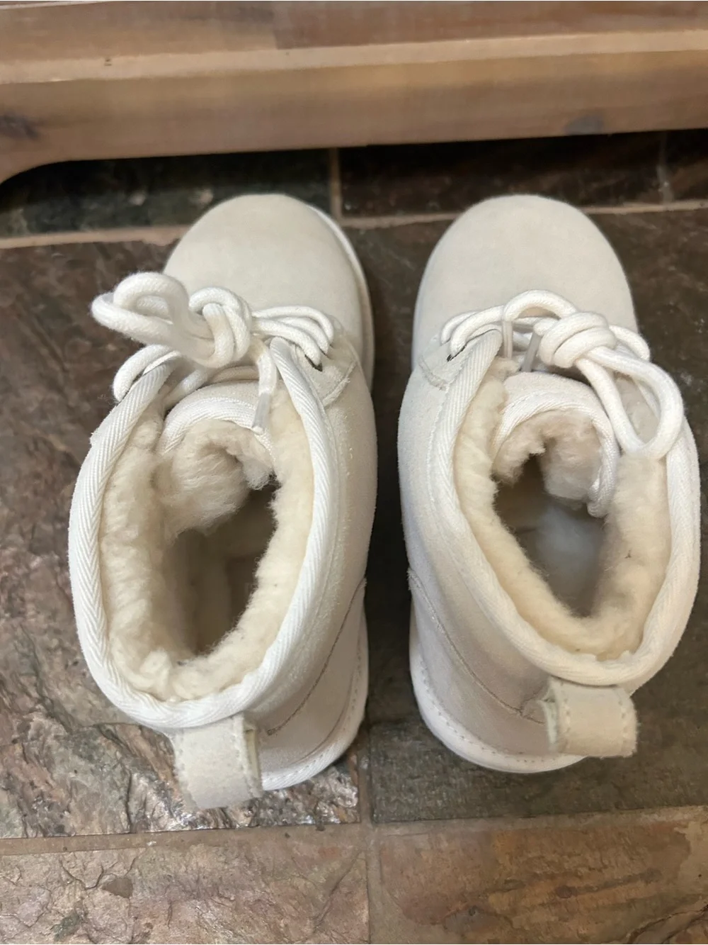 Ugg Unisex Cream Colored Chukka Suede Cozy Interior Boots, Men’s 5 Women’s 7.